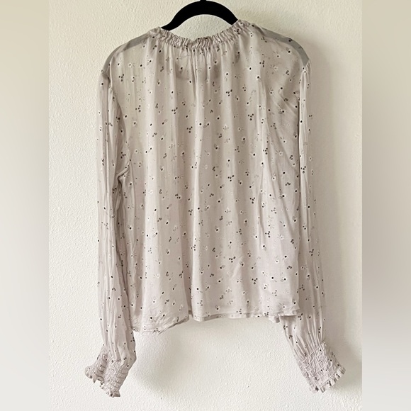 BELLA DAHL Shirred Ditsy Floral Print Smocked Neck & Sleeve Top Light Gray Large - Picture 4 of 12